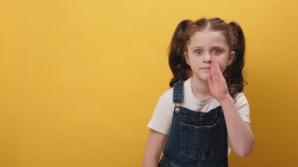 Portret Uroczej Dziewczynki Trzymającej Rękę Ustach Mówiącej Tajemnicę Lub Plotkę — Wideo stockowe