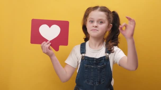 Sosyal Ağdaki Kalp Formunda Kocaman Bir Tabela Tutan Güzel Bir — Stok video