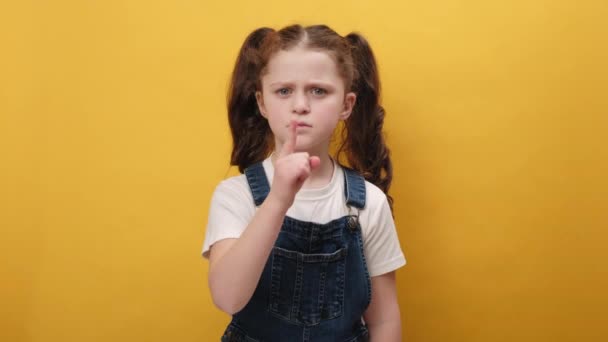 Porträt Eines Kleinen Mädchens Kind Drückt Zeigefinger Lippen Macht Schweigegegeste — Stockvideo