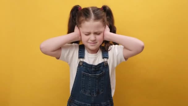 Sfrustrowana Rozdrażniona Dziewczynka Zakrywająca Uszy Gestykulująca Nie Unikająca Porad Ignorująca — Wideo stockowe