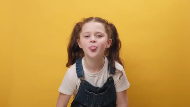 Πορτρέτο Του Αστείου Νταή Preteen Παιδί Κορίτσι Δείχνει Γλώσσα Κάνοντας — Αρχείο Βίντεο