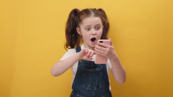 Mutlu Bir Kızın Portresi Akıllı Telefon Daktilo Kullanıyor Diyor Vay — Stok video