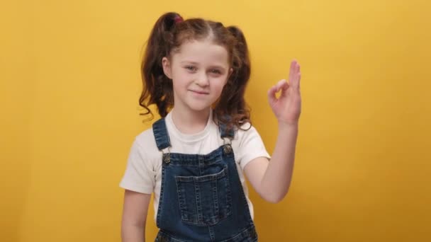 Portret Uroczej Dziewczynki Patrzącej Aprobatą Aparat Pokazujący Dobry Gest Jak — Wideo stockowe