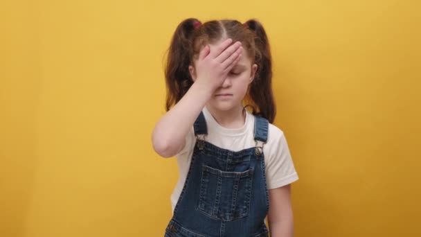恥をかかせ 混乱した動揺の肖像画女の子子供作る顔ヤシのジェスチャー 退屈感 結果に失望 悪いニュース ポーズスタジオで黄色の背景色の壁の上に孤立 — ストック動画