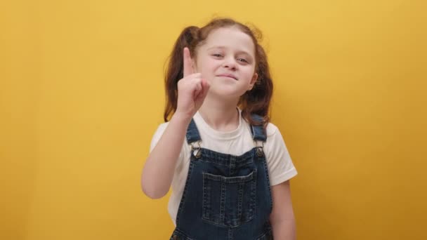 Portrait Petite Fille Enfant Secoue Doigt Dire Non Être Prudent — Video