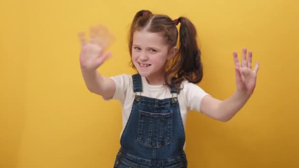 Portrait Enfant Heureuse Petite Fille Souriant Amical Caméra Agitant Les — Video