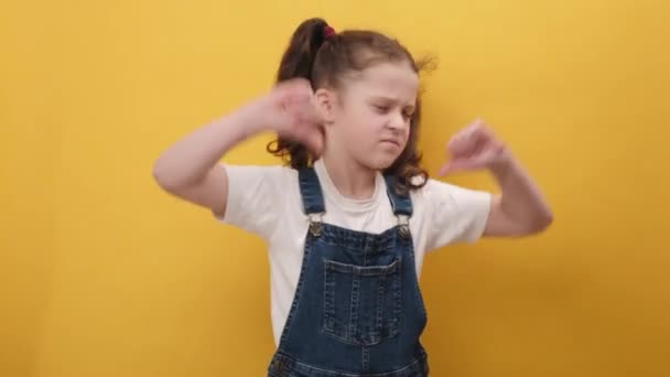 Αντιπαθητική Ιδέα Αναστατωμένη Preteen Παιδί Κορίτσι Δείχνει Τους Αντίχειρες Προς — Αρχείο Βίντεο