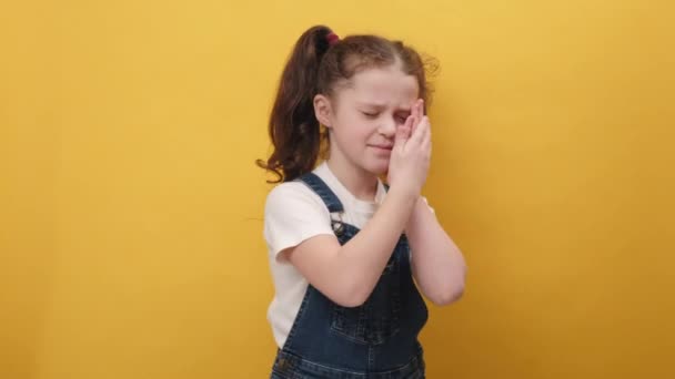 Портрет Маленької Дівчинки Торкається Щоки Закриваються Очі Виразом Жахливого Зубного — стокове відео