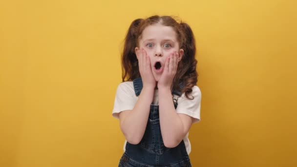 Portret Cute Girl Kid Patrząc Zaskoczony Aparatem Dużymi Oczami Zszokowany — Wideo stockowe
