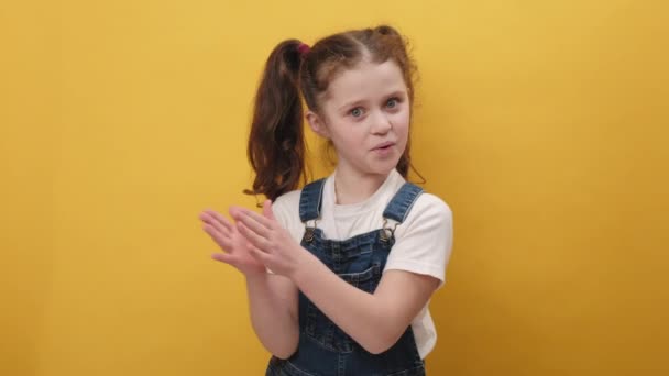 Портрет Девочки Подростка Показывающей Большие Пальцы Кивающей Одобрительно Успешной Хорошей — стоковое видео