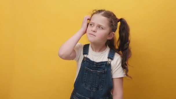 尤里卡和计划的概念 受到启发的小女孩用张开的嘴指指指点点 有好主意 表现出激励的姿态 问题的解决 在黄色的工作室背景下与世隔绝 — 图库视频影像
