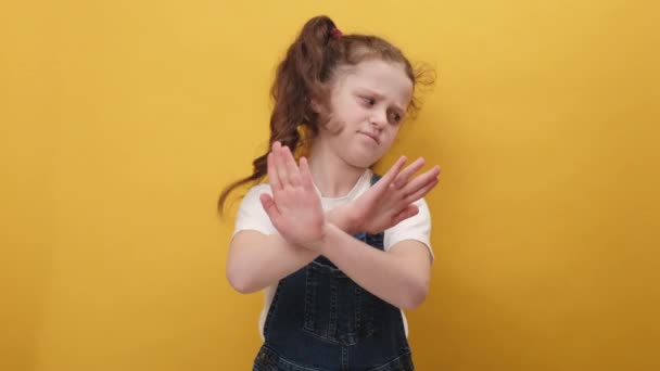 Портрет Грустной Маленькой Девочки Закрывающей Глаза Рукой Показывающей Стоп Жест — стоковое видео