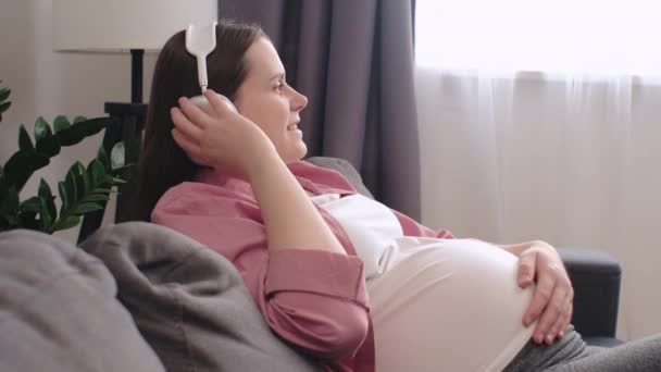 Relajada Joven Mamá Embarazada Auriculares Inalámbricos Escuchando Música Lista Reproducción — Vídeo de stock