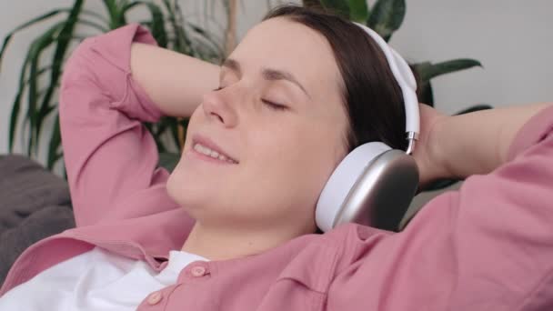 Close Mindful Happy Young Brunette Female 20S Φορώντας Ασύρματα Ακουστικά — Αρχείο Βίντεο
