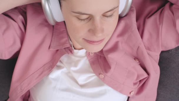Menutup Dari Puas Wanita Lucu Headset Menikmati Musik Favorit Bersantai — Stok Video