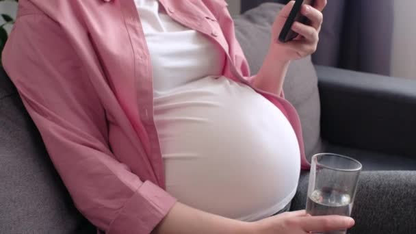 Roztomilá Uvolněná Mladá Těhotná Žena Poslouchá Hudbu Smartphonu Sluchátka Sedí — Stock video