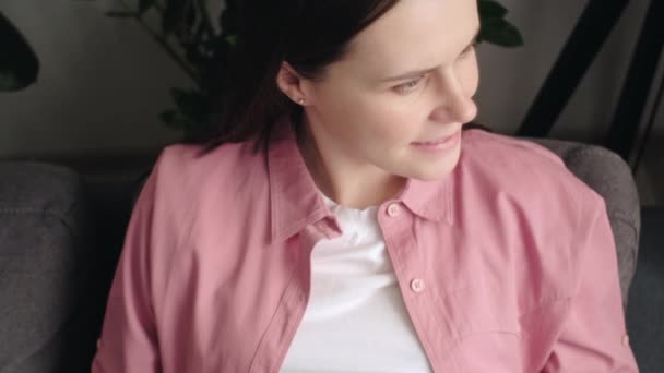 Işık Odasındaki Rahat Koltukta Oturan Genç Hamile Kadının Gülümsemesini Yakından — Stok video