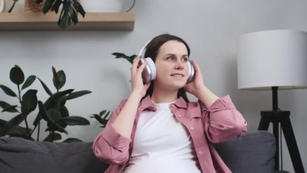 Selectieve Focus Van Vrolijke Aanstaande Moeder Luisteren Naar Muziek Lied — Stockvideo