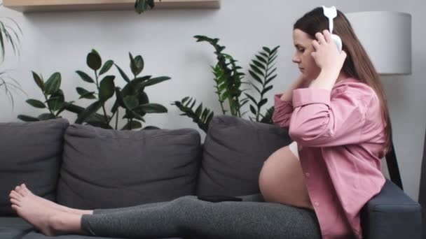 Kablosuz Kulaklıkla Müzik Dinleyen Mutlu Genç Hamile Bir Kadın Evdeki — Stok video