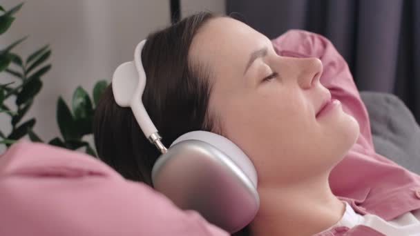 Nahaufnahme Von Friedlich Lächelnden Frauen Modernen Drahtlosen Kopfhörern Sitzen Entspannt — Stockvideo