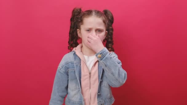 재킷을 소녀의 모습은 냄새가 역겨운 수없는 손가락을 스튜디오 배경에 고립된 — 비디오