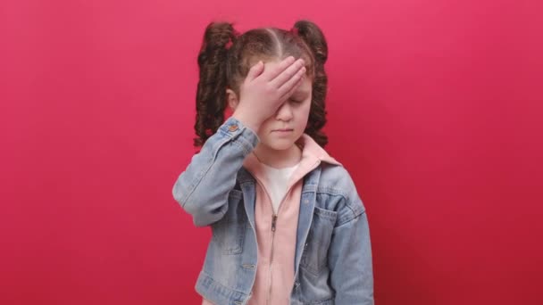 Portrét Zmateného Rozrušeného Děvčátka Které Dělá Gesto Dlaně Cítí Znuděné — Stock video