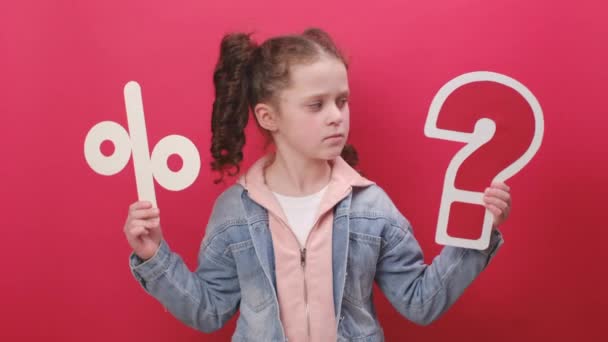 Portrait Enfant Réfléchi Petite Fille Ans Tenant Grande Question Signe — Video