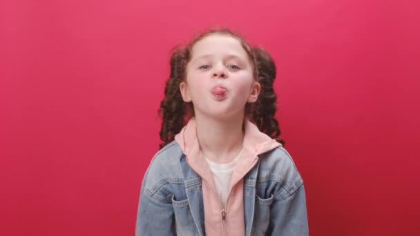 Portræt Sjove Bølle Preteen Pige Barn Viser Tungen Gør Ansigter – Stock-video