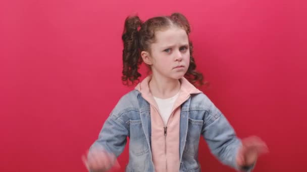 Πορτρέτο Των Απογοητευμένων Ενοχλημένος Μικρό Κορίτσι Καλύπτει Αυτιά Gesturing Όχι — Αρχείο Βίντεο