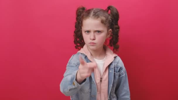 Πορτρέτο Του Σοβαρού Μικρού Κοριτσιού Πιέζει Δείκτη Στα Χείλη Κάνει — Αρχείο Βίντεο