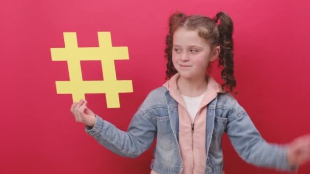 Retrato Criança Menina Sorridente Feliz Segurando Grande Símbolo Hashtag Amarelo — Vídeo de Stock
