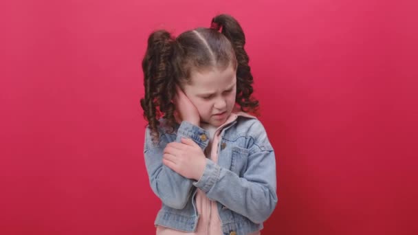 Portretul Adolescentei Încruntate Atinge Urechea Închisă Durere Deget Suferă Durere — Videoclip de stoc