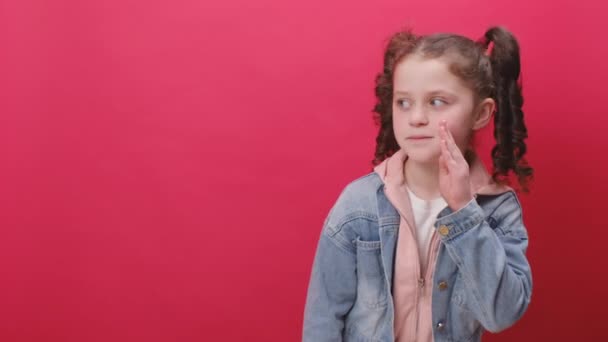 Porträt Eines Lustigen Netten Kleinen Mädchens Das Die Hand Auf — Stockvideo