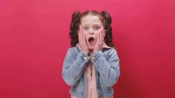 Πορτρέτο Του Preeten Κορίτσι Παιδί Αναζητούν Έκπληκτος Στην Κάμερα Μεγάλα — Αρχείο Βίντεο