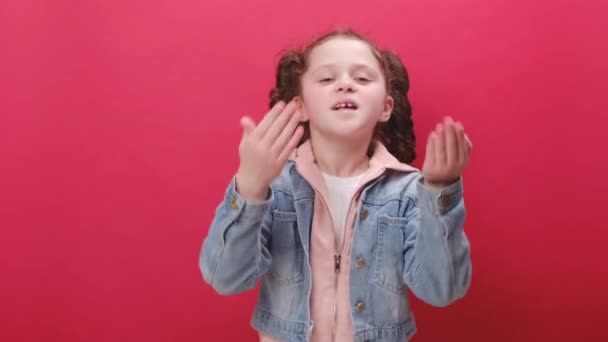 Portret Van Een Gelukkig Meisje Kind Stretching Ontspannen Glimlachend Kind — Stockvideo