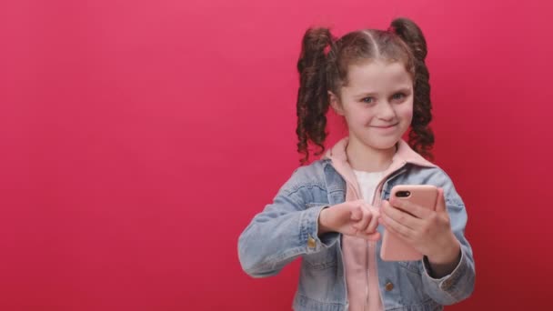 Portret Uśmiechniętej Dziewczynki Pomocą Smartfona Wpisując Nowy Post Sieci Przeglądanie — Wideo stockowe