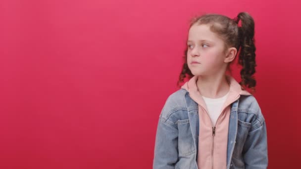 Portré Megdöbbent Vicces Vidám Kisgyerek Lány Ujjal Félre Másolás Helyet — Stock videók