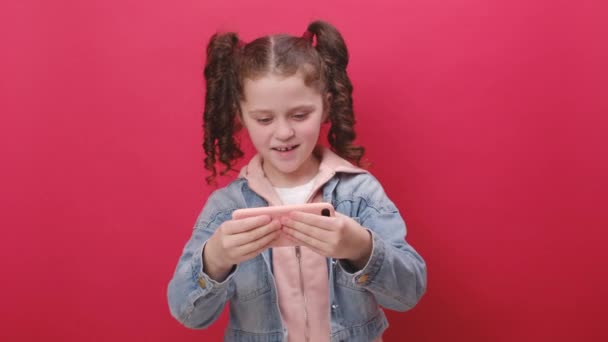Zabawny Szczęśliwy Nastolatek Dziewczyna Chłopak Entuzjastycznie Gra Wyścigi Lub Strzelanka — Wideo stockowe