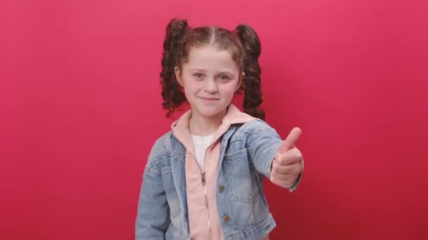 Portret Szczęśliwej Słodkiej Dziewczynki Patrzącej Aprobatą Kamerę Pokazującą Kciuki Górę — Wideo stockowe