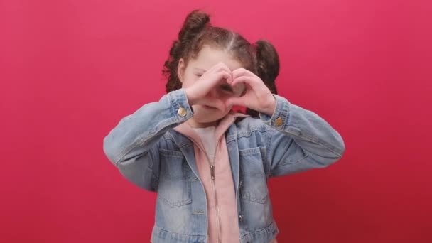 Portret Uroczej Dziewczynki Pokazuje Znak Serca Dłońmi Szczęśliwy Patrząc Kamerę — Wideo stockowe
