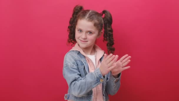 Portrait Jolie Fille Préadolescente Montrant Pouce Levé Hochant Tête Dans — Video