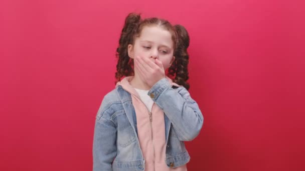 Portrait Petite Fille Enfant Bâillant Somnolent Sentiment Inattentif Somnolent Paresseux — Video