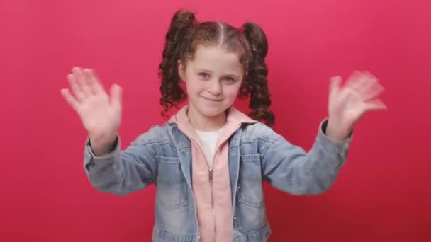 Portret Uroczej Szczęśliwej Dziewczynki Uśmiecha Się Przyjazny Kamery Macha Rękami — Wideo stockowe