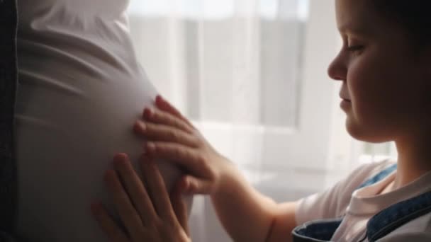Close Van Zorg Lieve Kleine Dochter Kind Aanraken Zwangere Moeders — Stockvideo