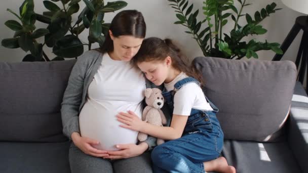 Moderskap Vacker Väntar Mamma Och Glad Liten Dotter Kramas Koppla — Stockvideo