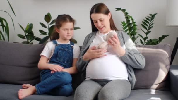 Amar Mãe Grávida Preparar Filha Pré Adolescente Para Chegada Bebê — Vídeo de Stock