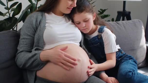 Närbild Glad Liten Dotter Röra Gravid Mor Naken Stor Mage — Stockvideo