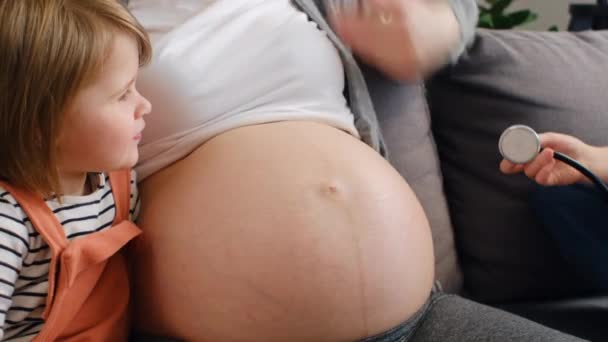 의학적 청진기를 사용하고 임산부의 이야기를 출산에 어머니 가집에서 아이들 재미있게 — 비디오