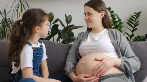 Zärtlich Fürsorgliche Junge Schwangere Mutter Spricht Über Zukünftige Geschwister Lächelnden — Stockvideo