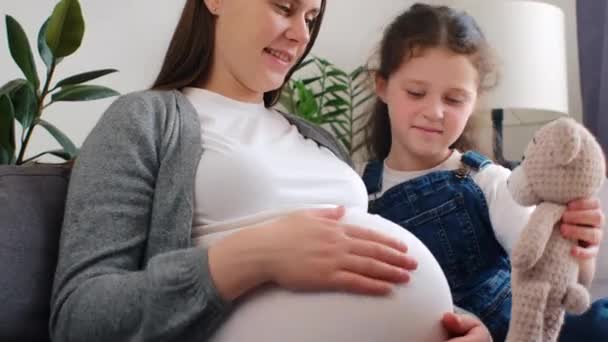 Positieve Verloofde Zwangere Moeder Lachende Kleine Dochter Kind Spelen Teddybeer — Stockvideo